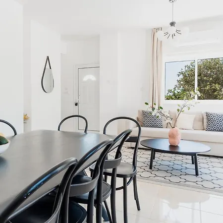 Lovely 1-bedroom Holiday With Balcony All Yours Appartement *